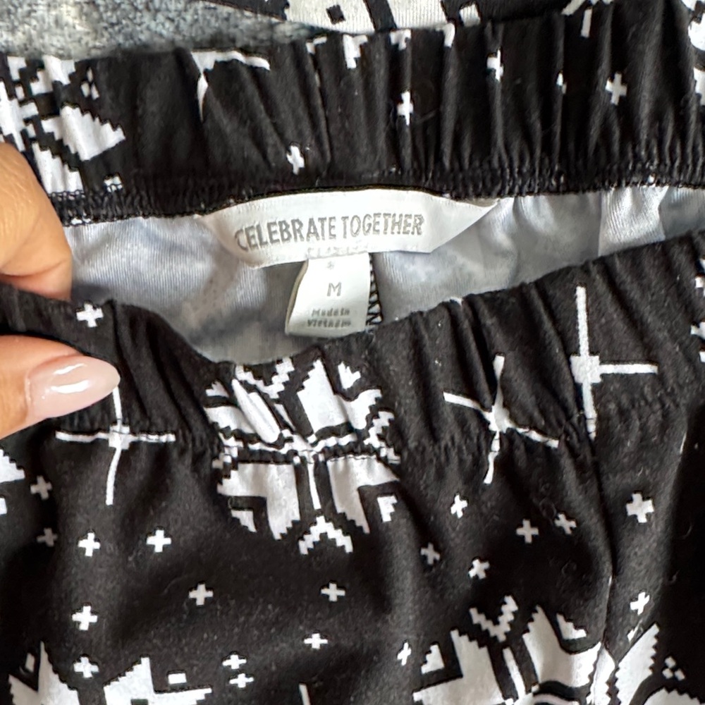 Snowflake Pattern Women’s Pajama Set - Picture 2 of 4